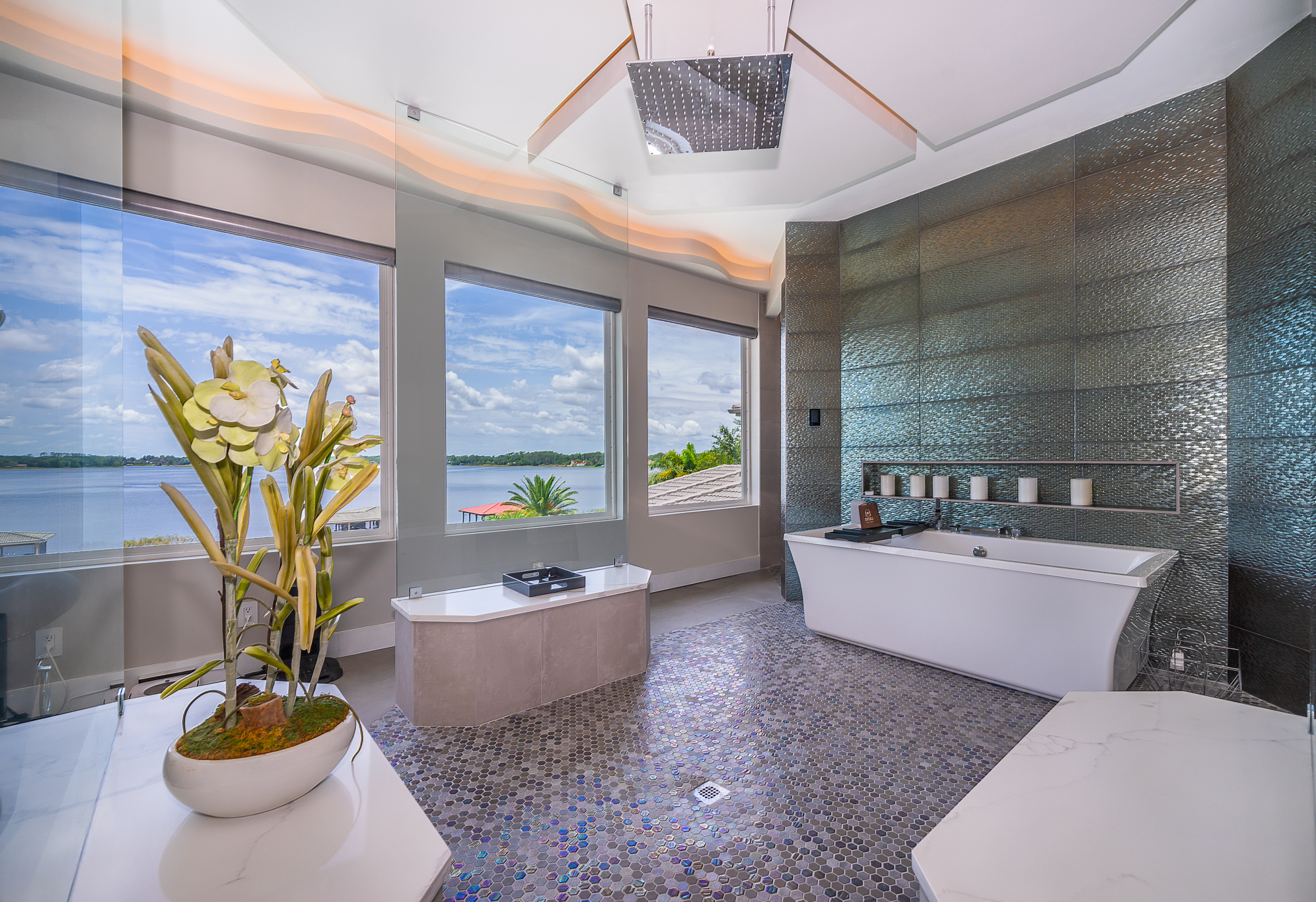 Open bathroom with a sculptural ceiling in Lake Butler